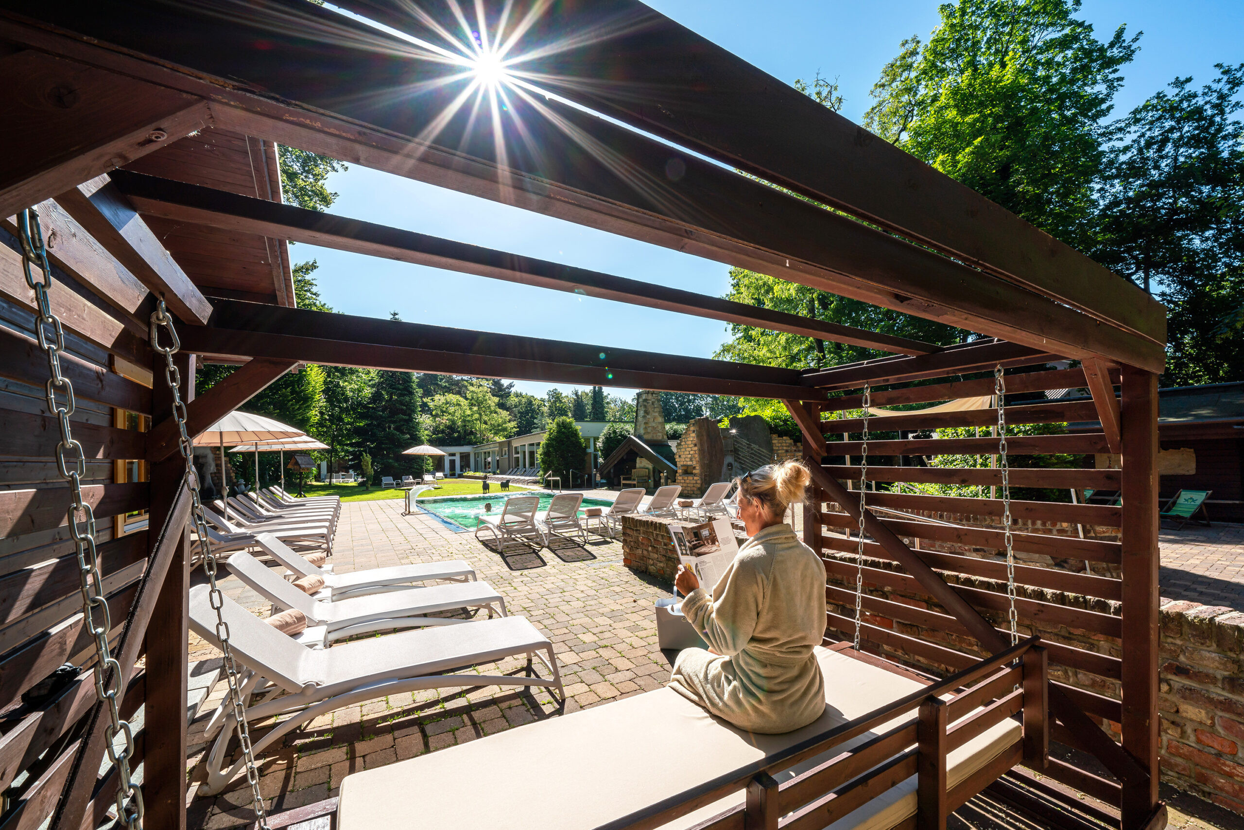waldhotel_tannnhaeuschen_aqua_silva_spa_am_aussenpool