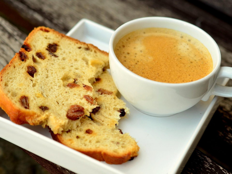 Photo coffee cup raisin bread